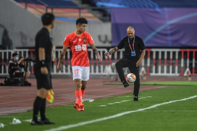 意甲-莫拉塔破门 AC米兰主场1-1卡利亚里