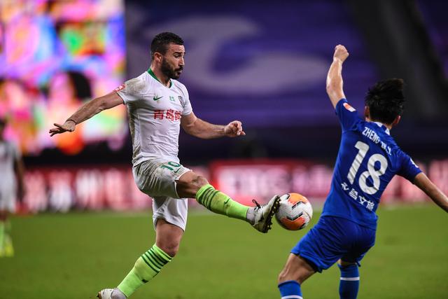 32岁内马尔沙特躺平 36岁莱万西甲拼命15场进17球